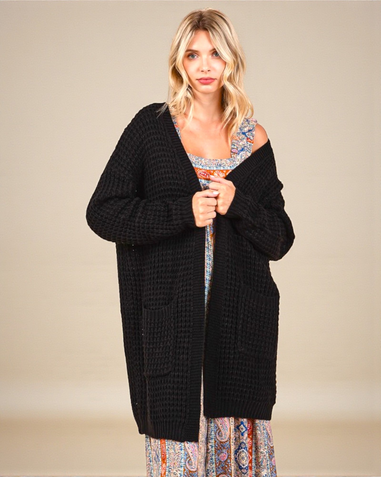 Cardigan long ouvert noir sur le devant