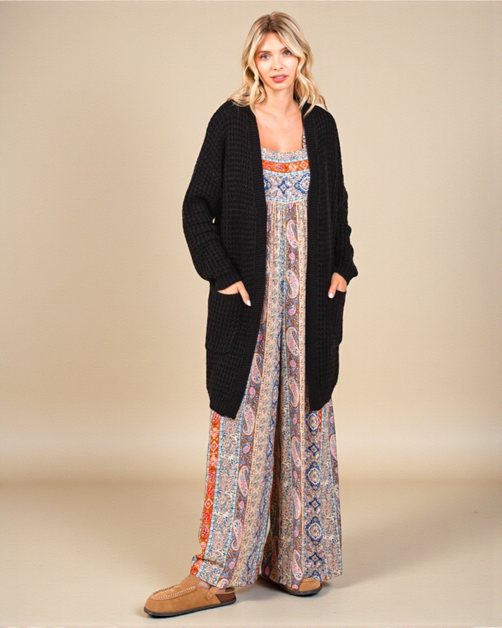 Cardigan long ouvert noir sur le devant