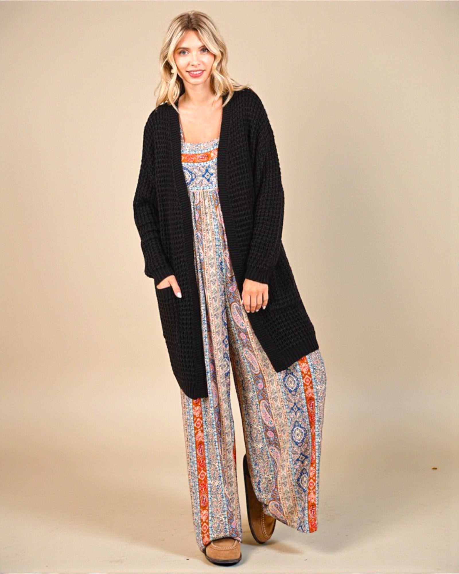 Cardigan long ouvert noir sur le devant