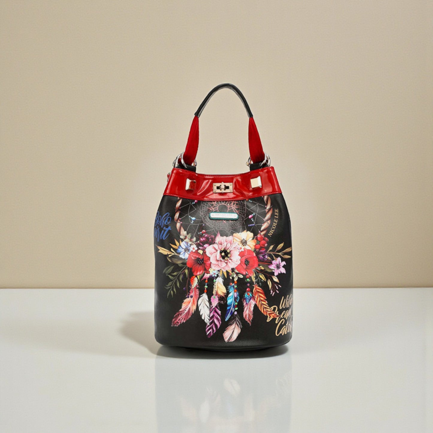 Mochila bohemia de piel vegana con diseño floral en color negro