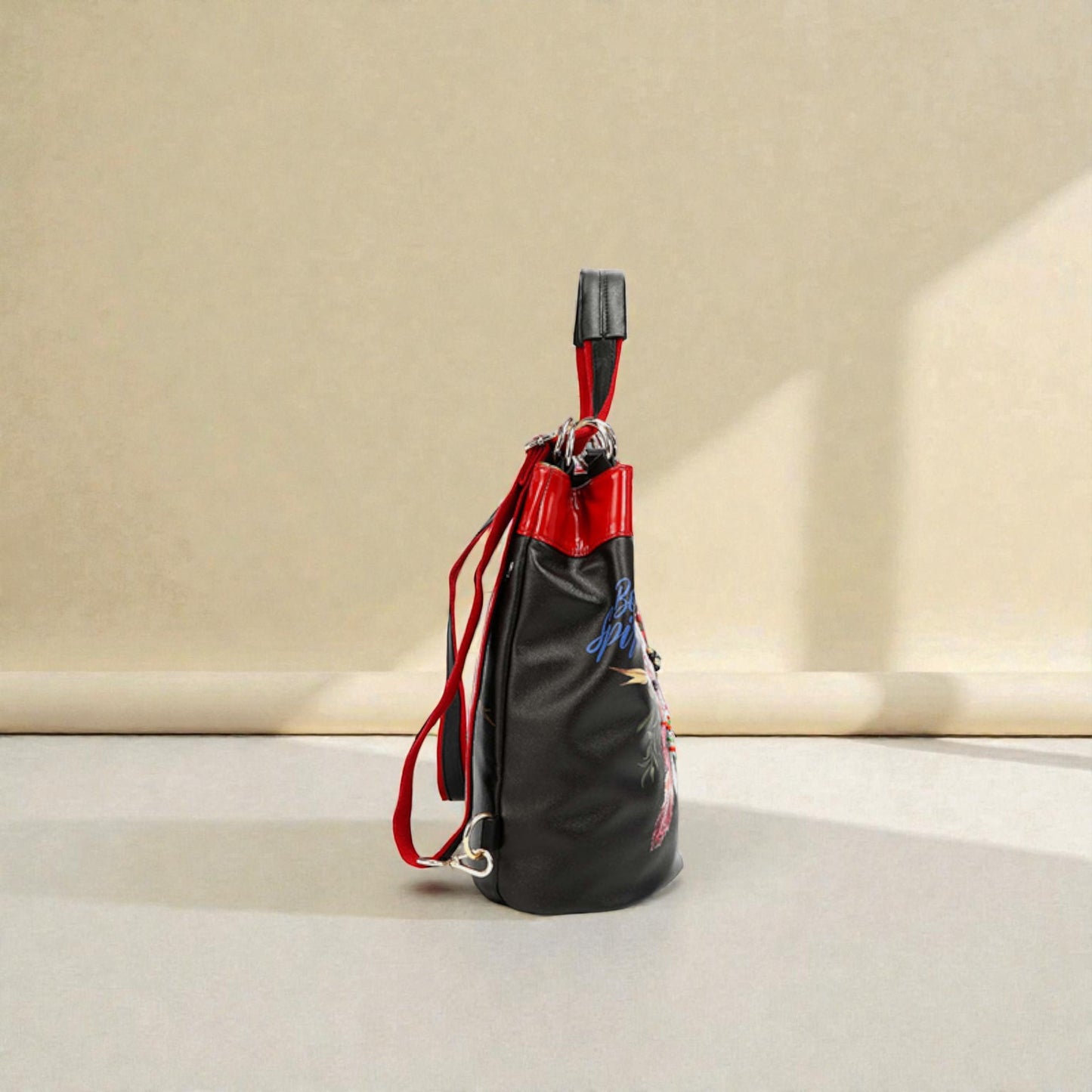 Mochila bohemia de piel vegana con diseño floral en color negro