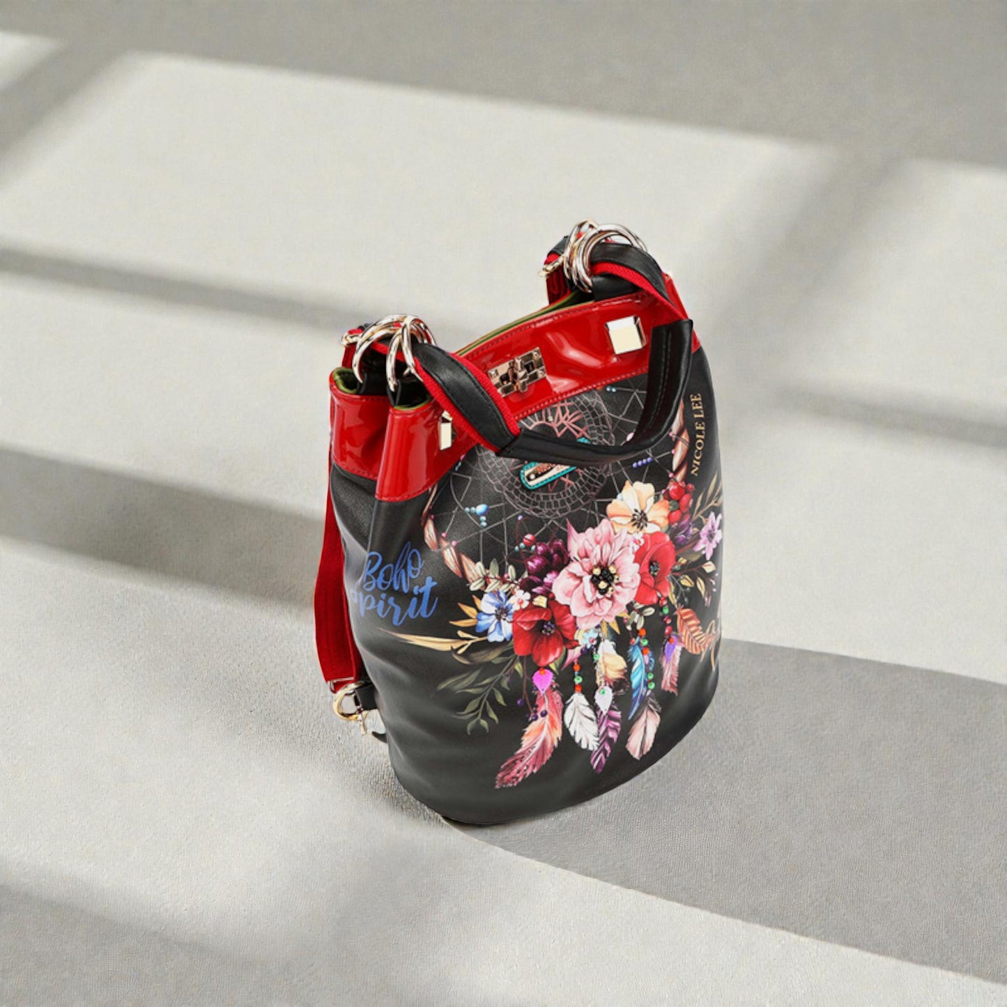 Mochila bohemia de piel vegana con diseño floral en color negro