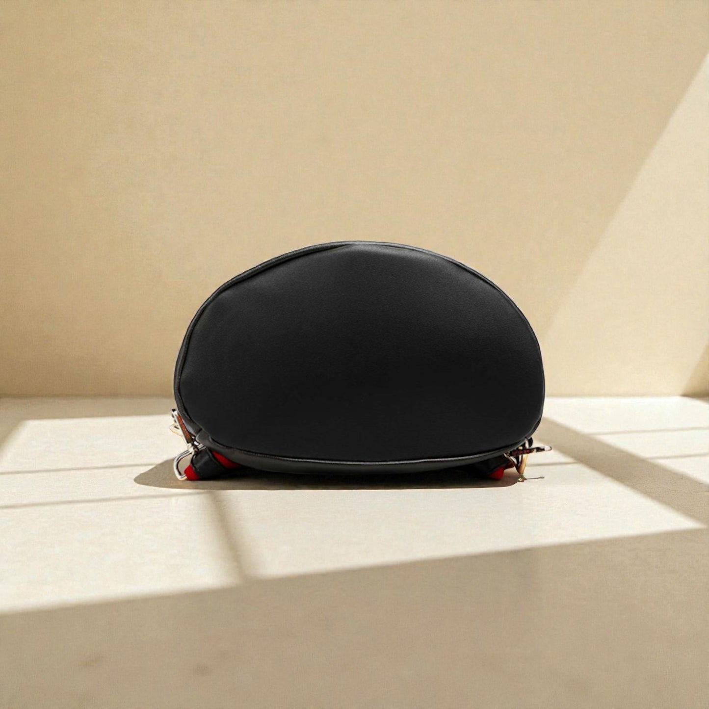 Mochila bohemia de piel vegana con diseño floral en color negro