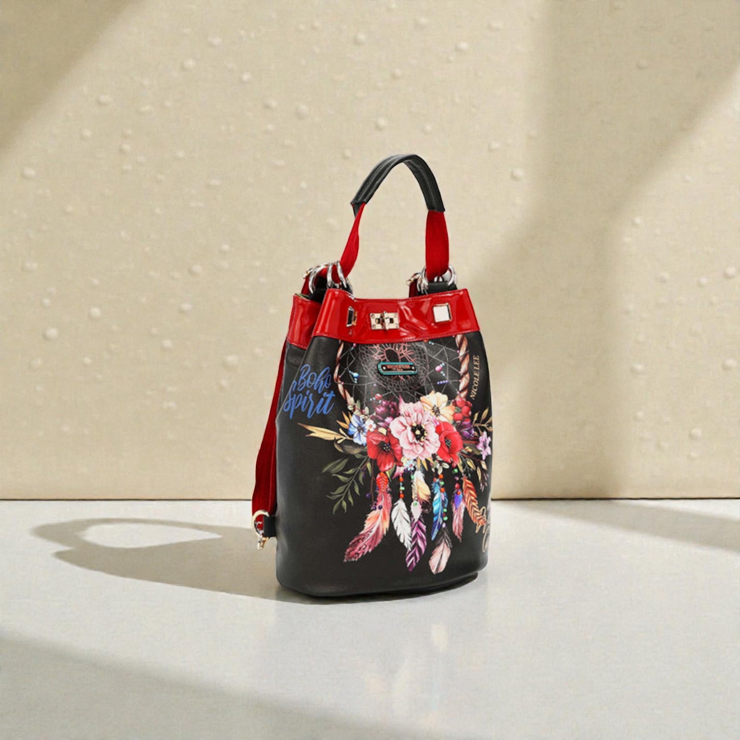 Mochila bohemia de piel vegana con diseño floral en color negro