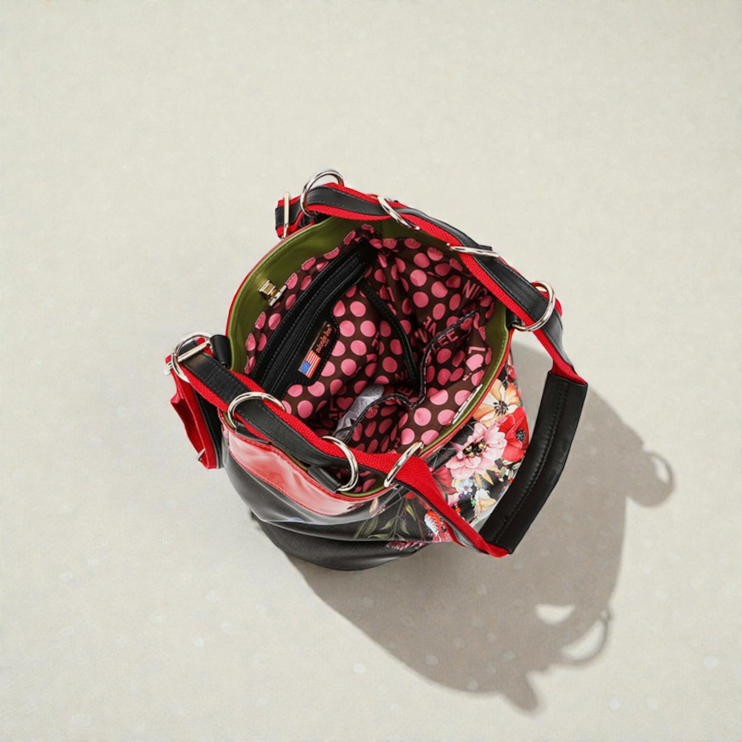 Mochila bohemia de piel vegana con diseño floral en color negro