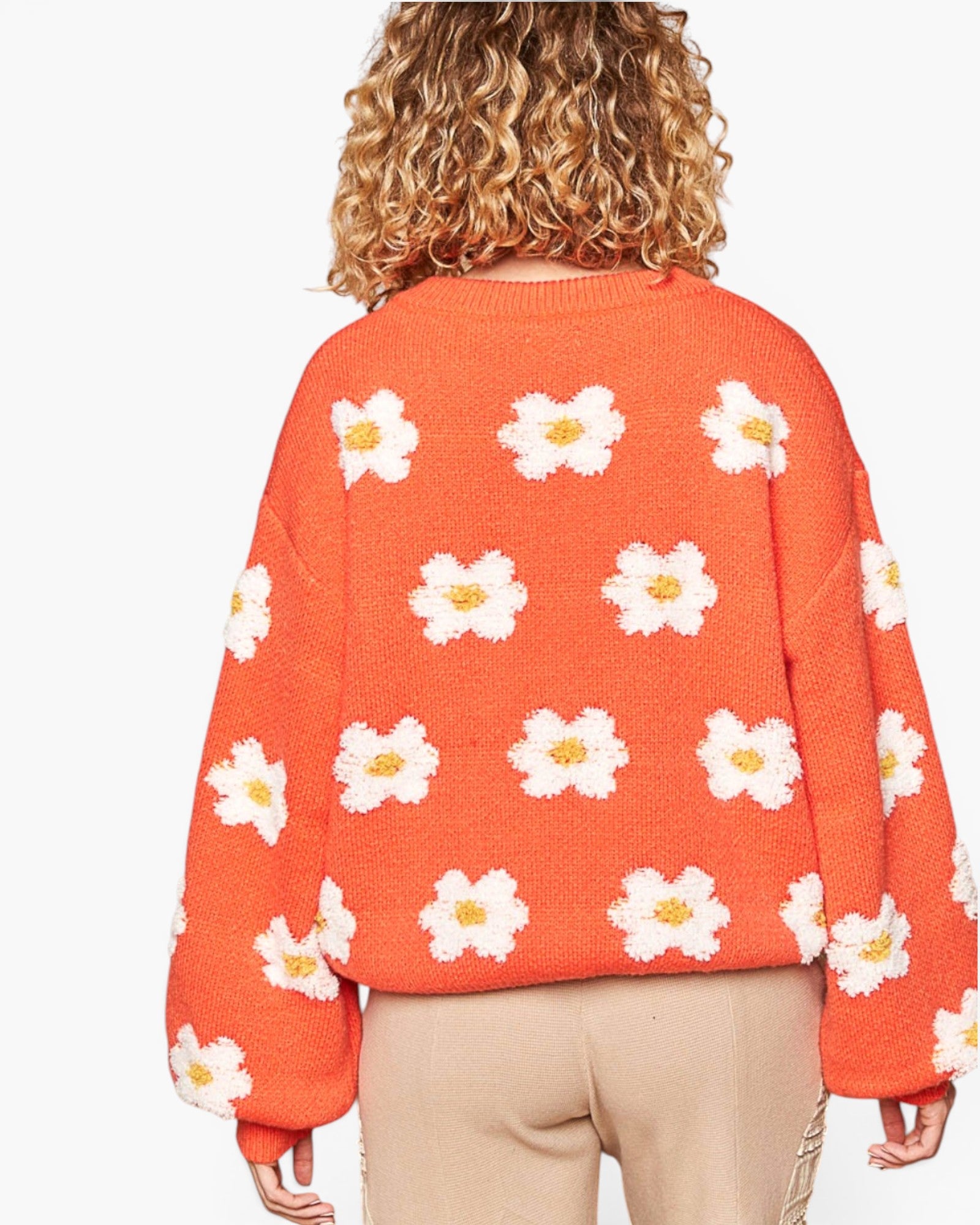 Pull à épaules tombantes et motif marguerites en orange soleil