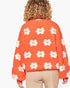 Pull à épaules tombantes et motif marguerites en orange soleil