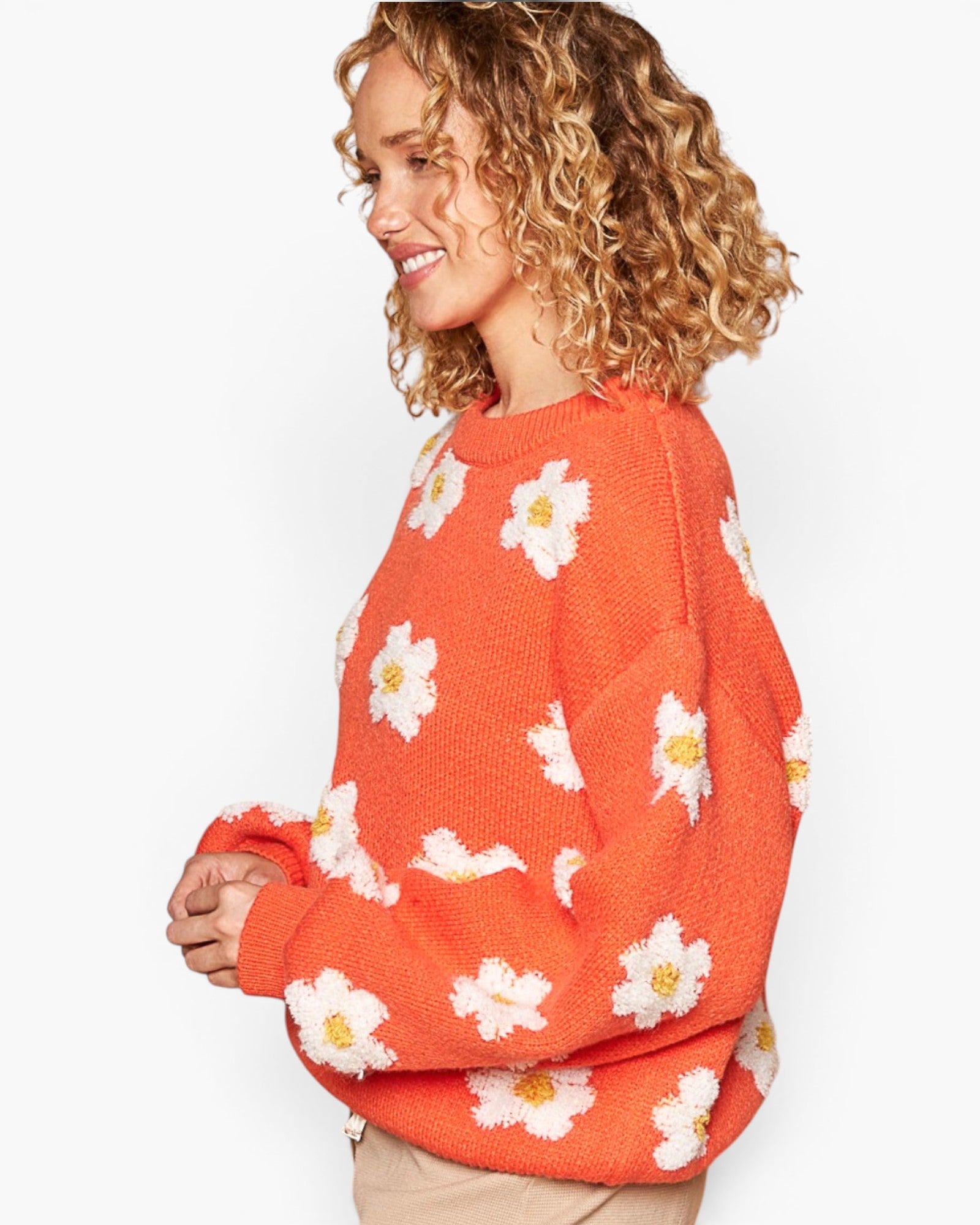 Pull à épaules tombantes et motif marguerites en orange soleil