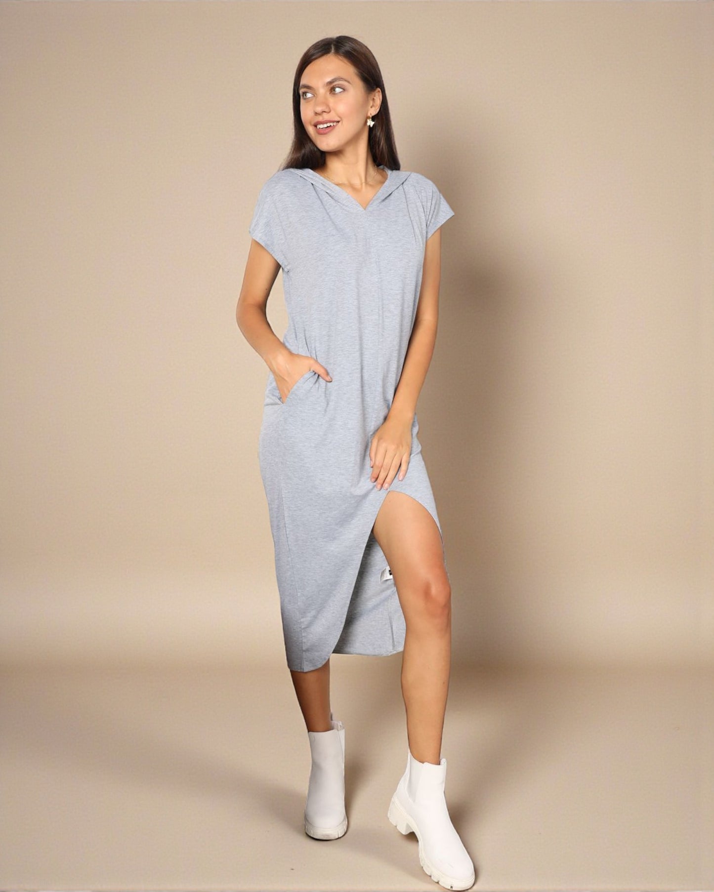 Robe mi-longue à capuche et manches courtes en gris clair