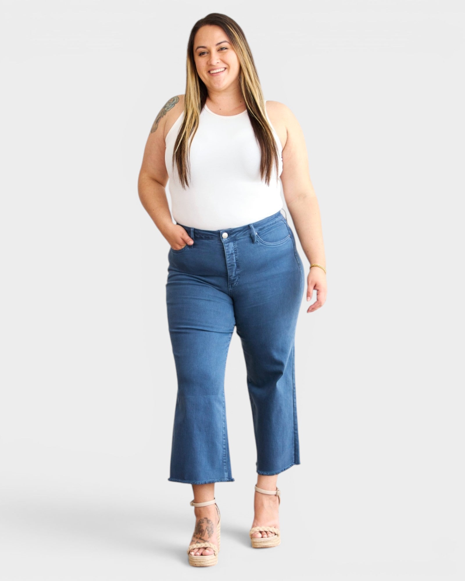 Jean court taille haute avec ourlet brut et effet gainant du ventre en ardoise bleue