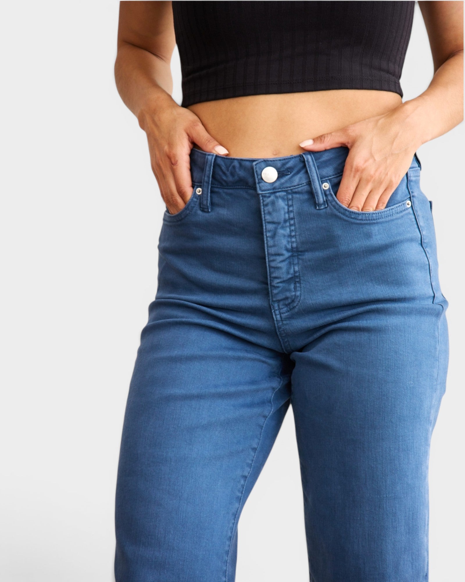 Jean court taille haute avec ourlet brut et effet gainant du ventre en ardoise bleue