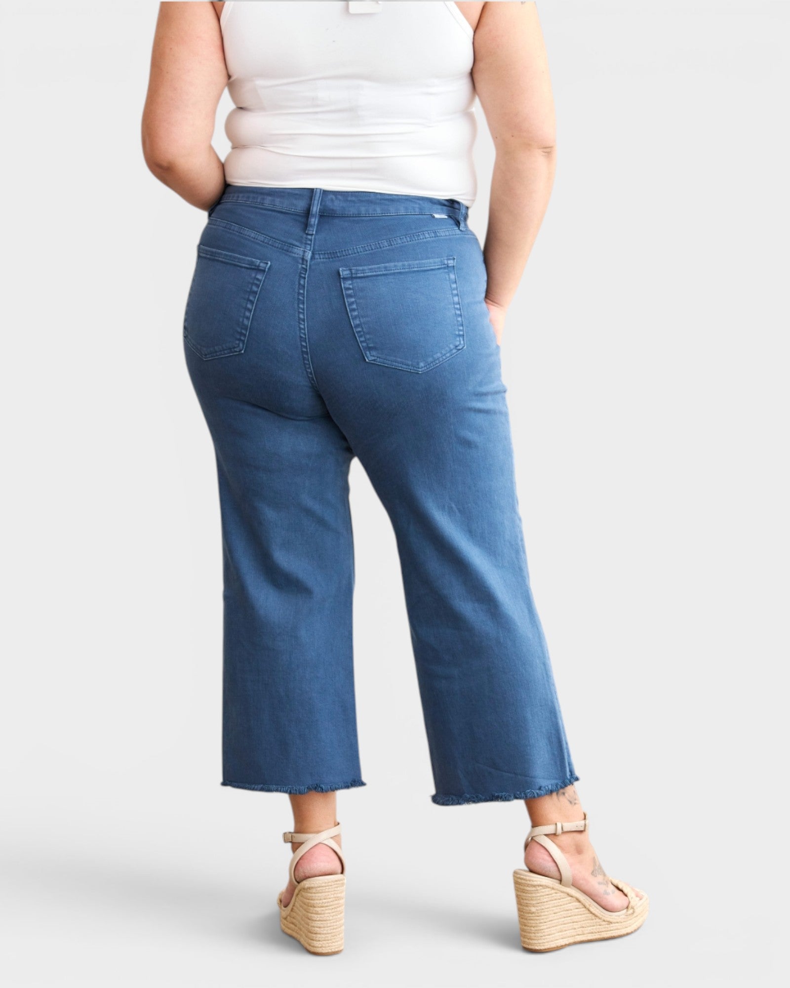 Jean court taille haute avec ourlet brut et effet gainant du ventre en ardoise bleue