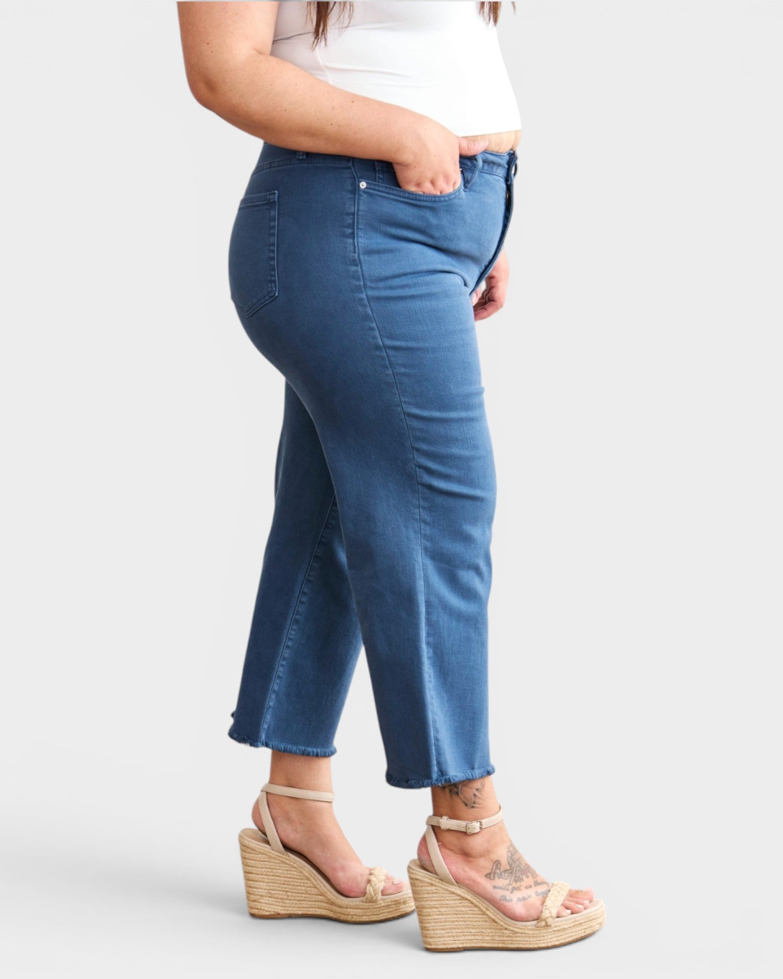 Jean court taille haute avec ourlet brut et effet gainant du ventre en ardoise bleue