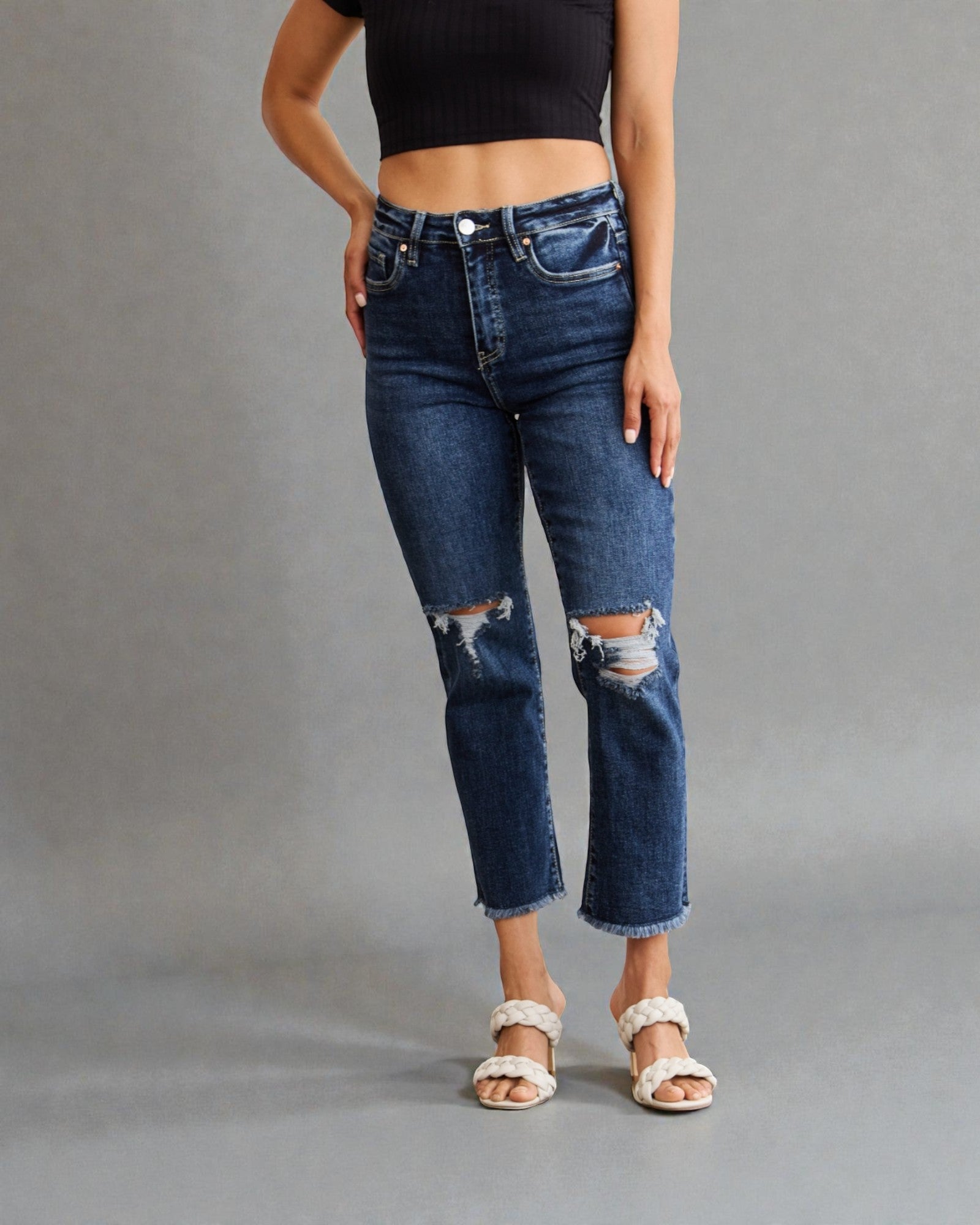 Jeans desgastados con cintura alta, dobladillo sin rematar y control de abdomen y lavado oscuro
