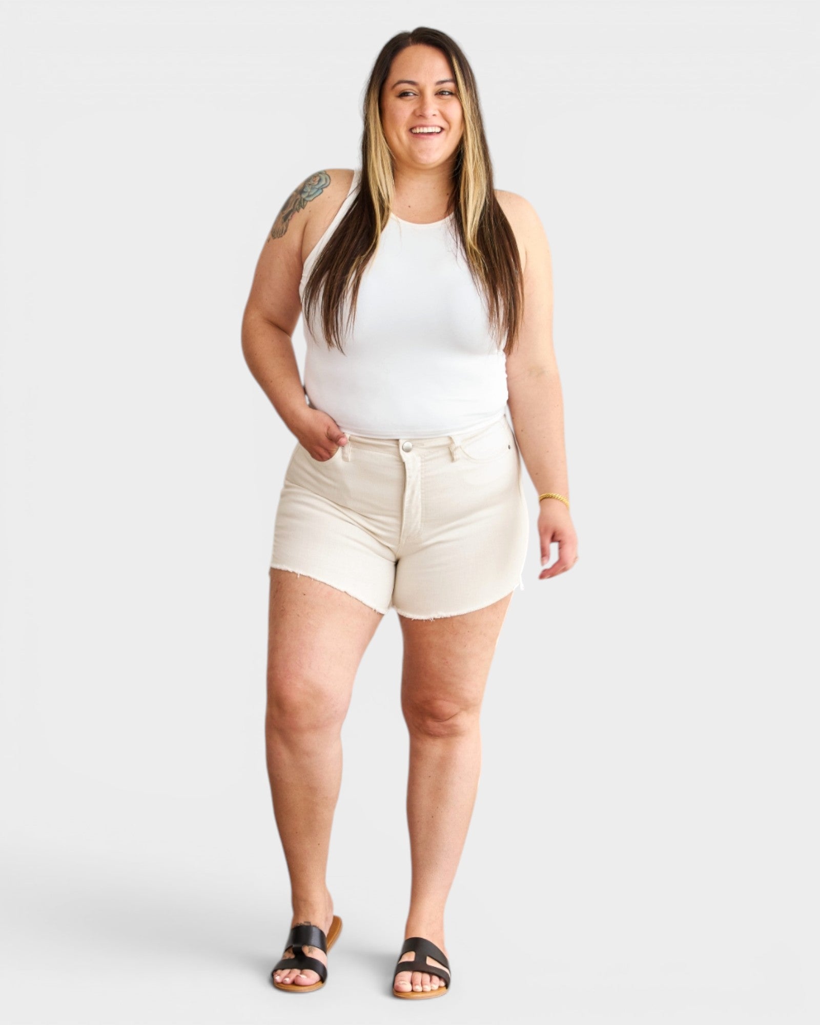 Short en jean taille haute gainant le ventre en blanc cassé