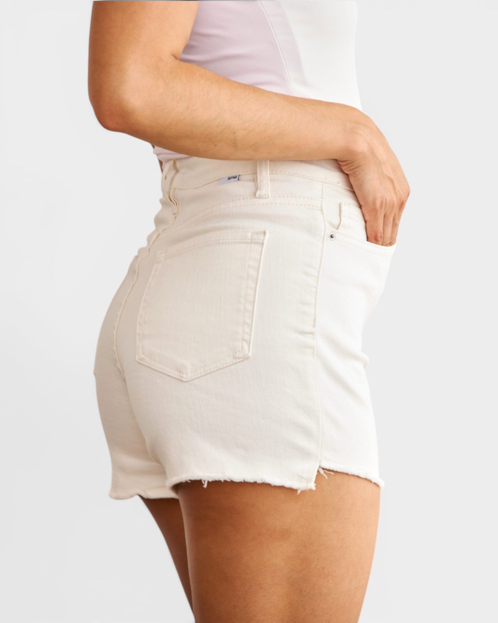 Short en jean taille haute gainant le ventre en blanc cassé