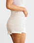 Short en jean taille haute gainant le ventre en blanc cassé