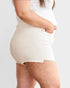 Short en jean taille haute gainant le ventre en blanc cassé