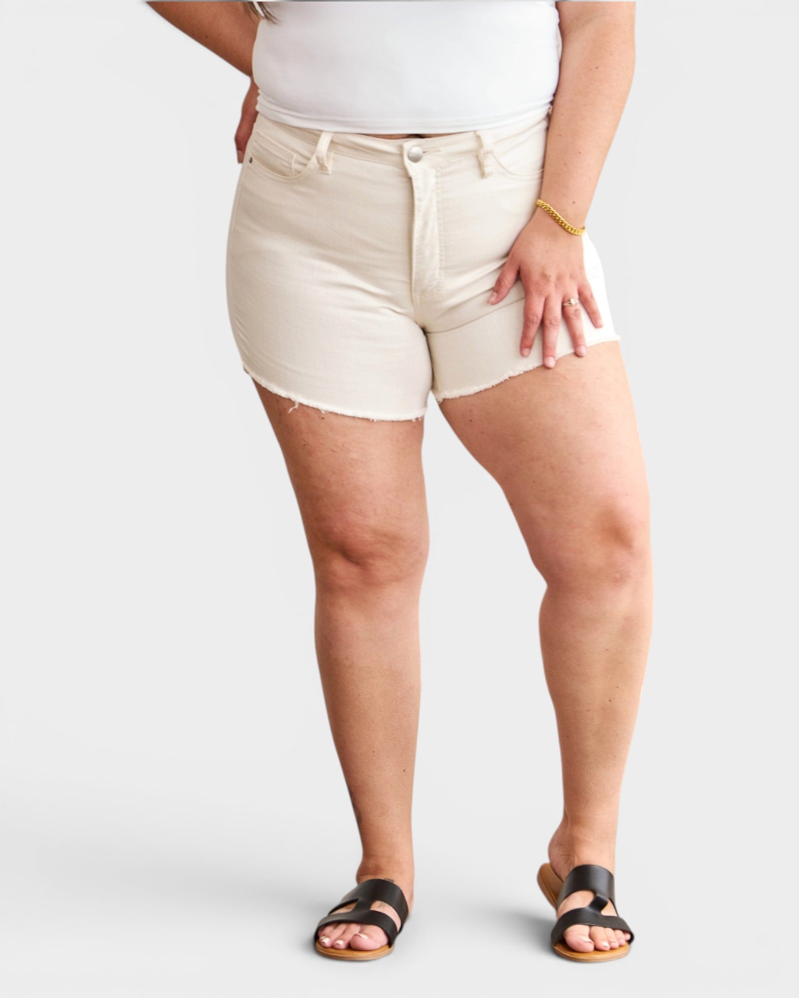 Short en jean taille haute gainant le ventre en blanc cassé