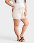 Short en jean taille haute gainant le ventre en blanc cassé
