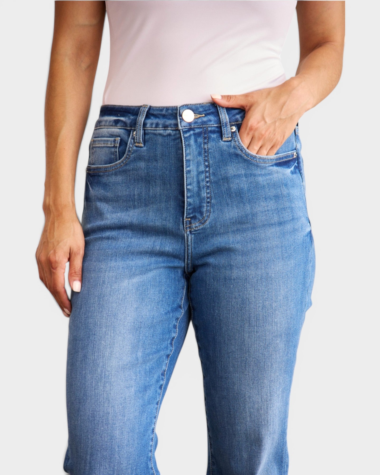 Jean taille haute gainant à délavage moyen