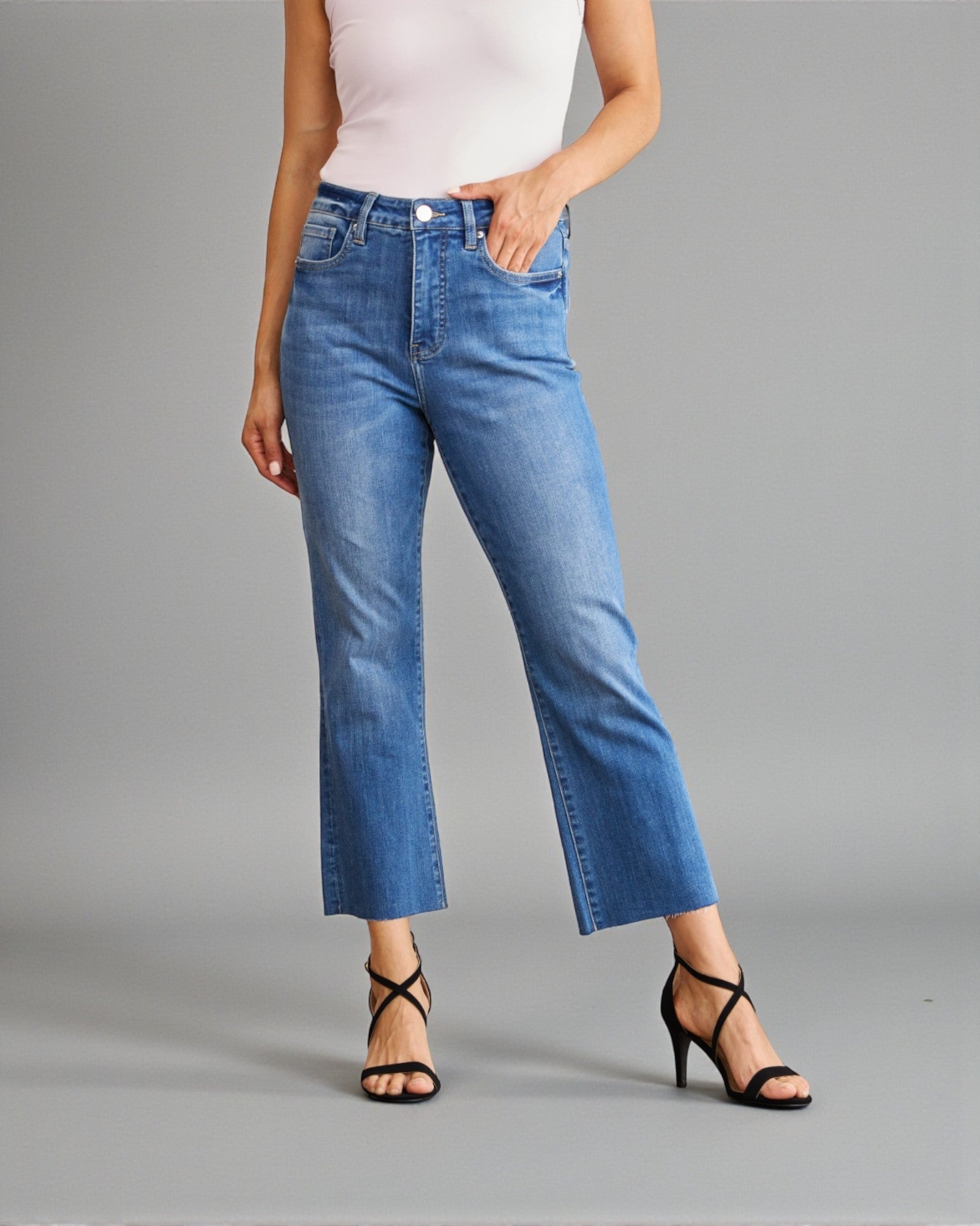 Jeans de cintura alta con control de abdomen y lavado medio