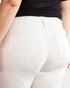 Jean taille haute gainant à ourlet brut en blanc cassé