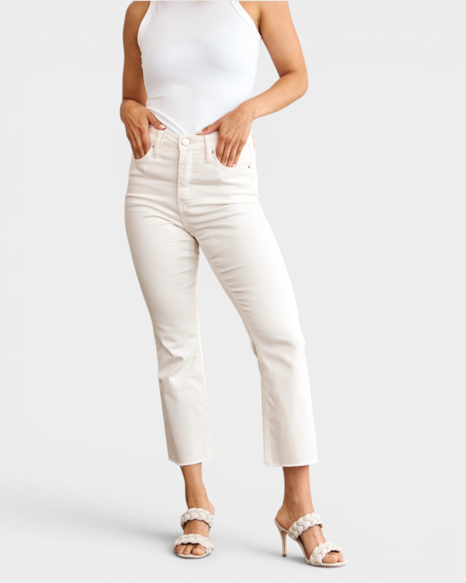 Jean taille haute gainant à ourlet brut en blanc cassé