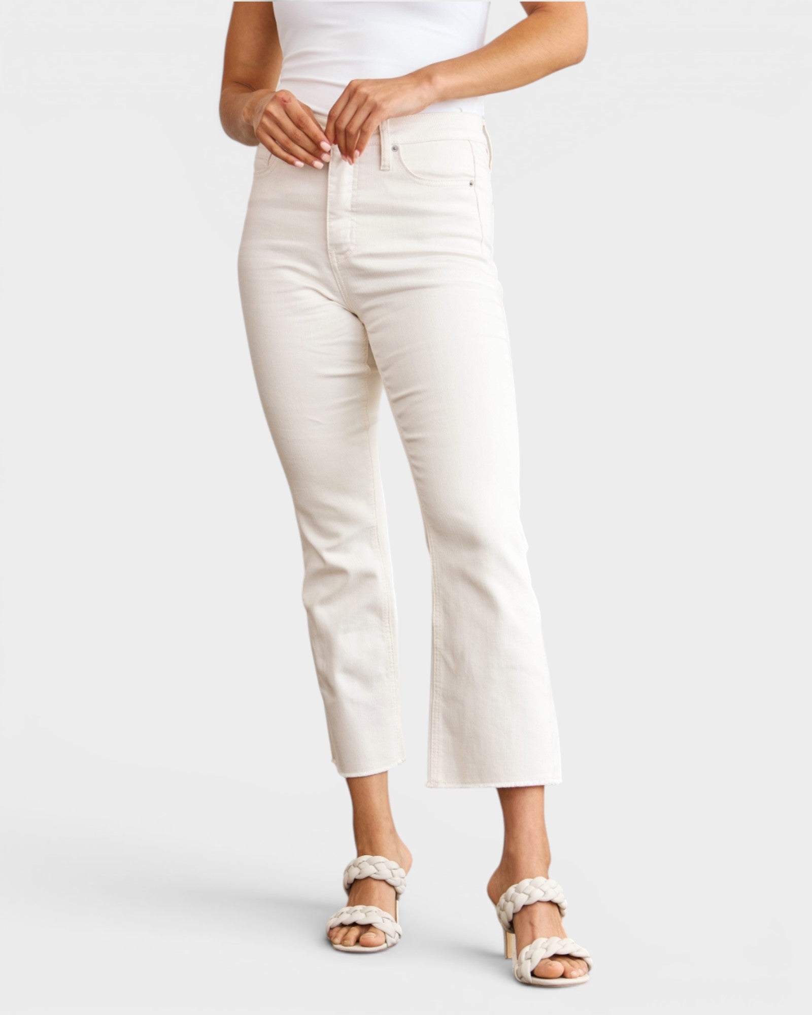 Jean taille haute gainant à ourlet brut en blanc cassé