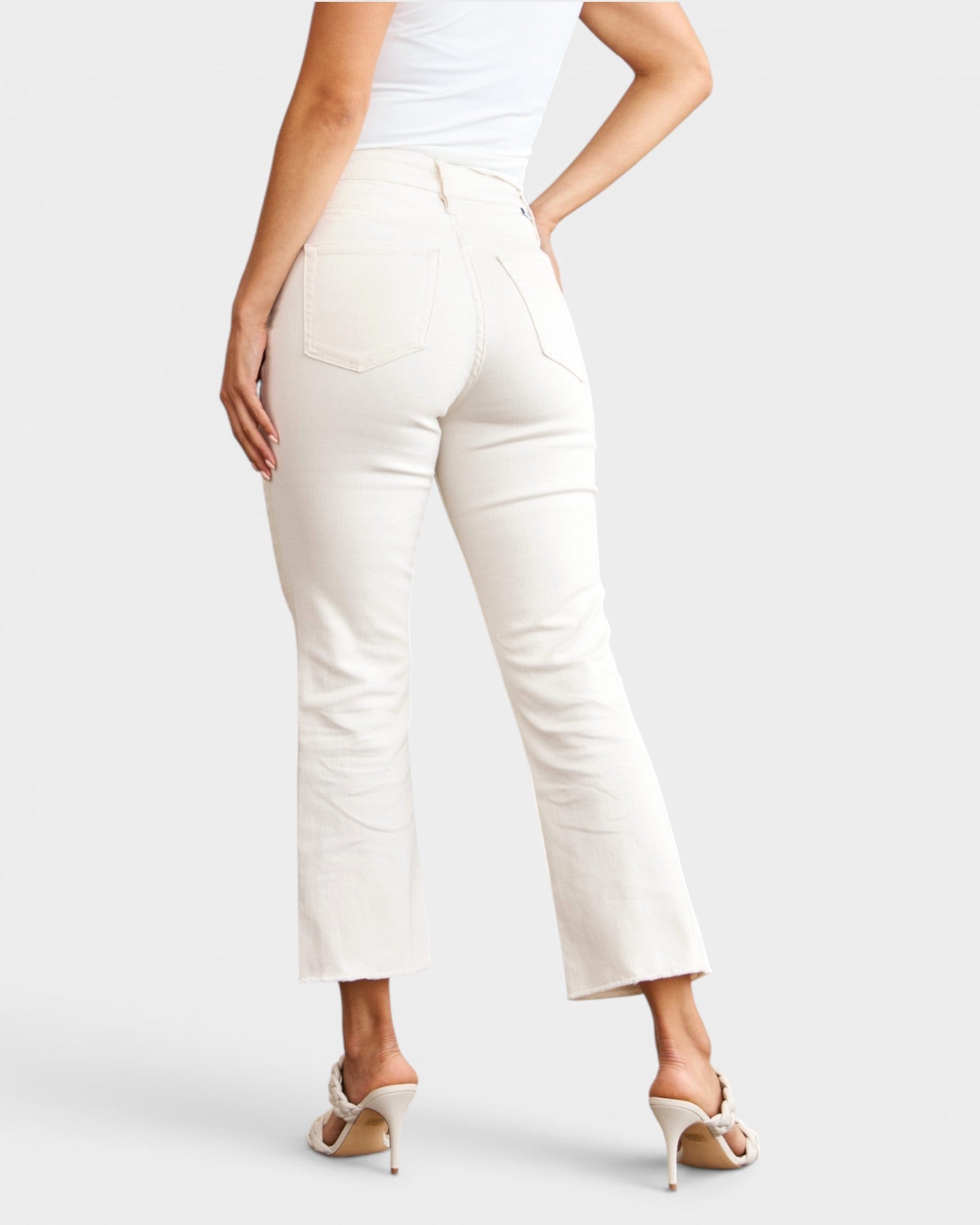 Jean taille haute gainant à ourlet brut en blanc cassé