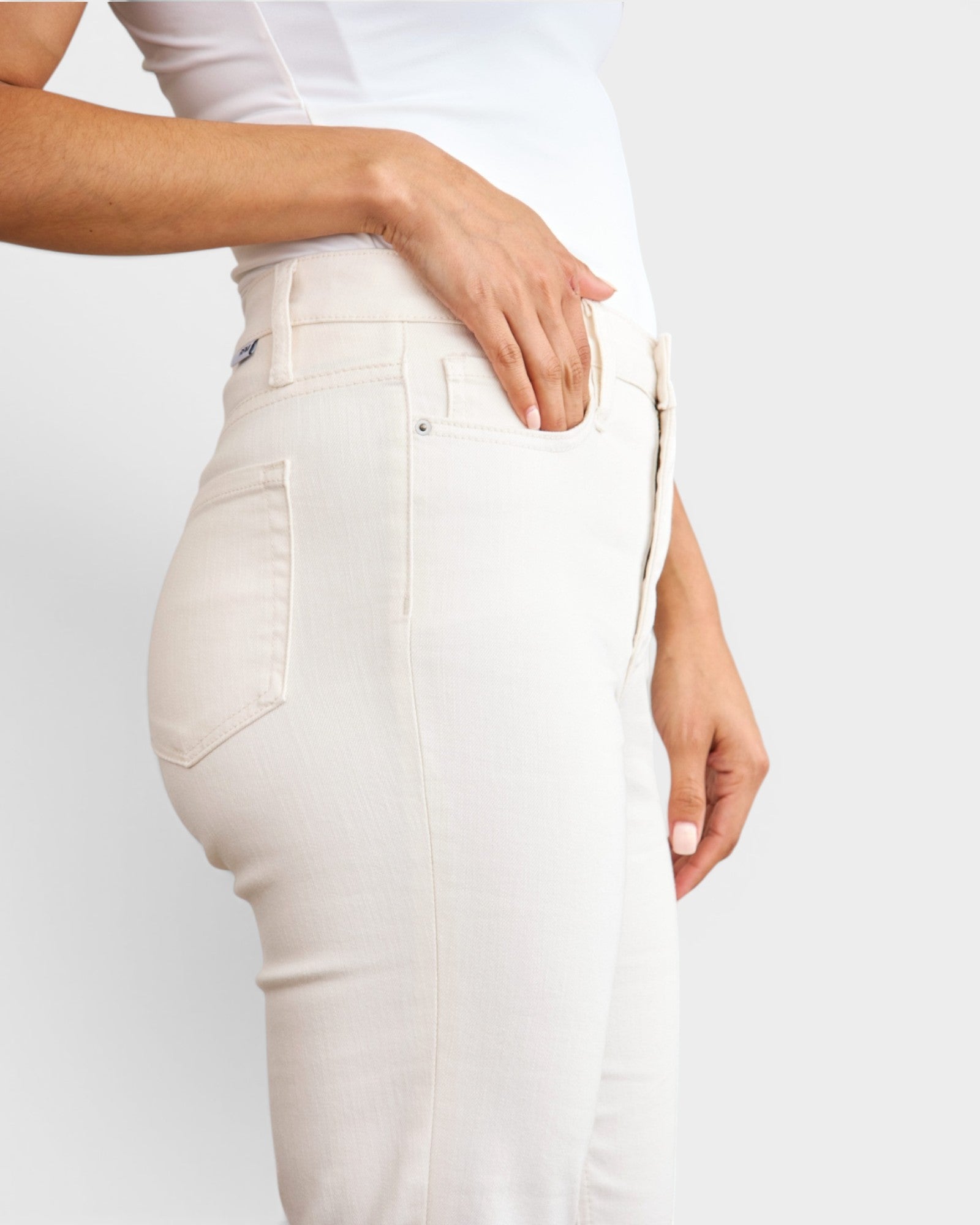 Jean taille haute gainant à ourlet brut en blanc cassé