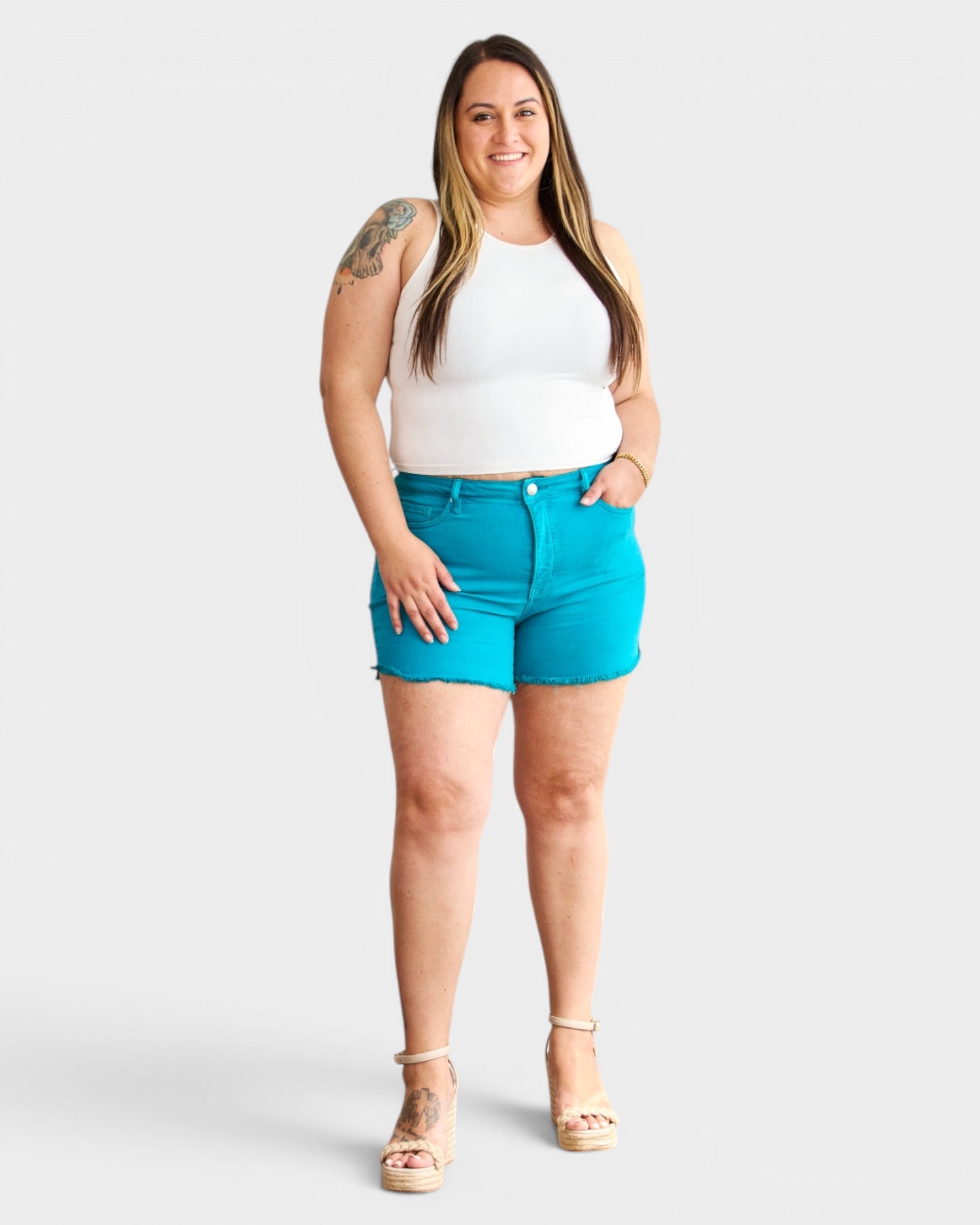 Shorts de mezclilla con cintura alta y dobladillo sin rematar que controlan el abdomen en verde azulado cristal