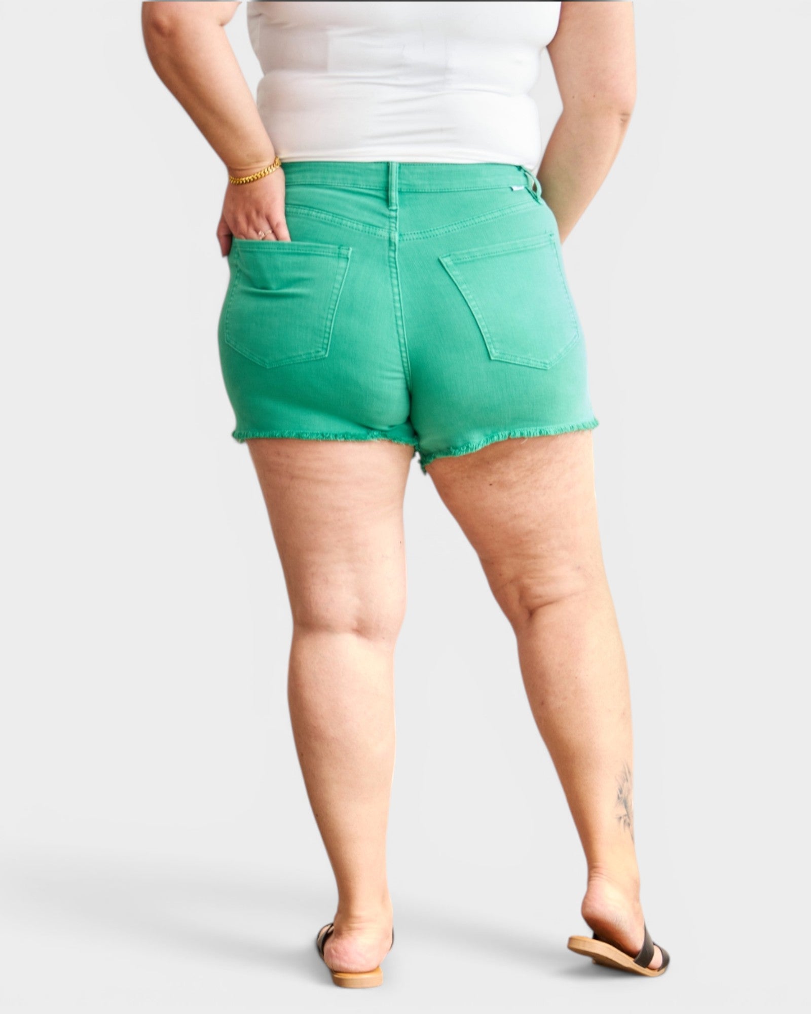 Short en jean taille haute avec ourlet brut et contrôle du ventre en couleur Caraïbes