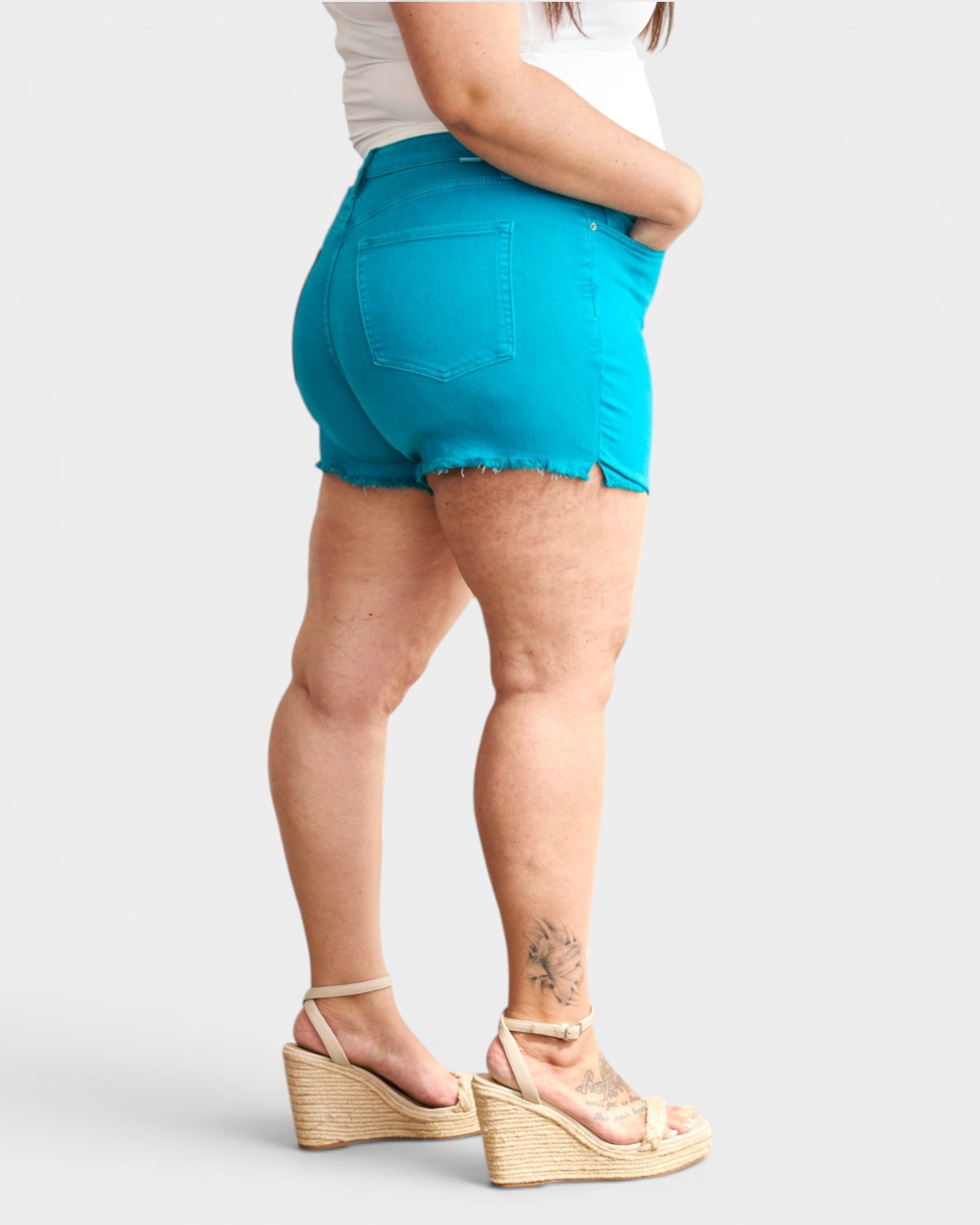 Shorts de mezclilla con cintura alta y dobladillo sin rematar que controlan el abdomen en verde azulado cristal