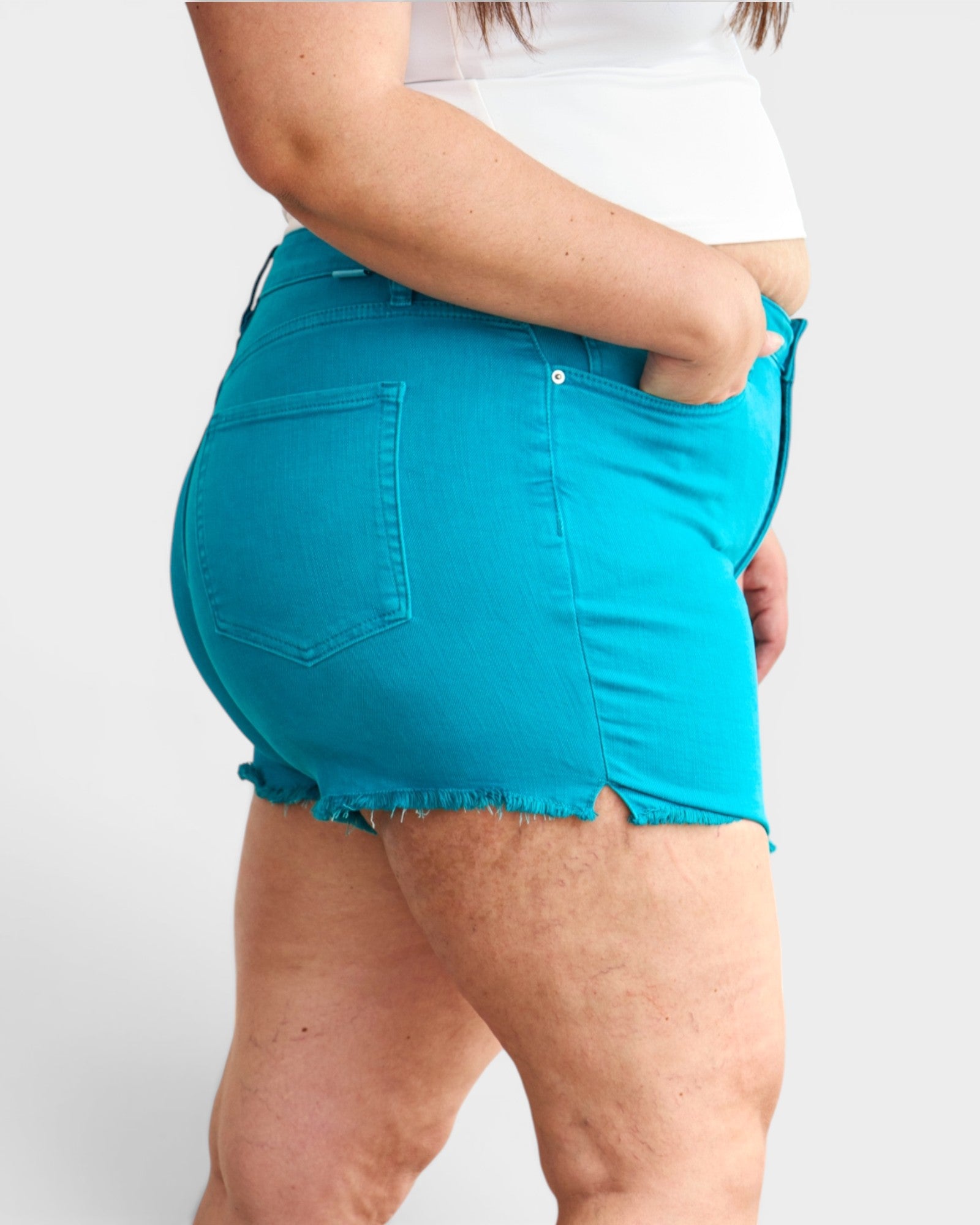 Shorts de mezclilla con cintura alta y dobladillo sin rematar que controlan el abdomen en verde azulado cristal
