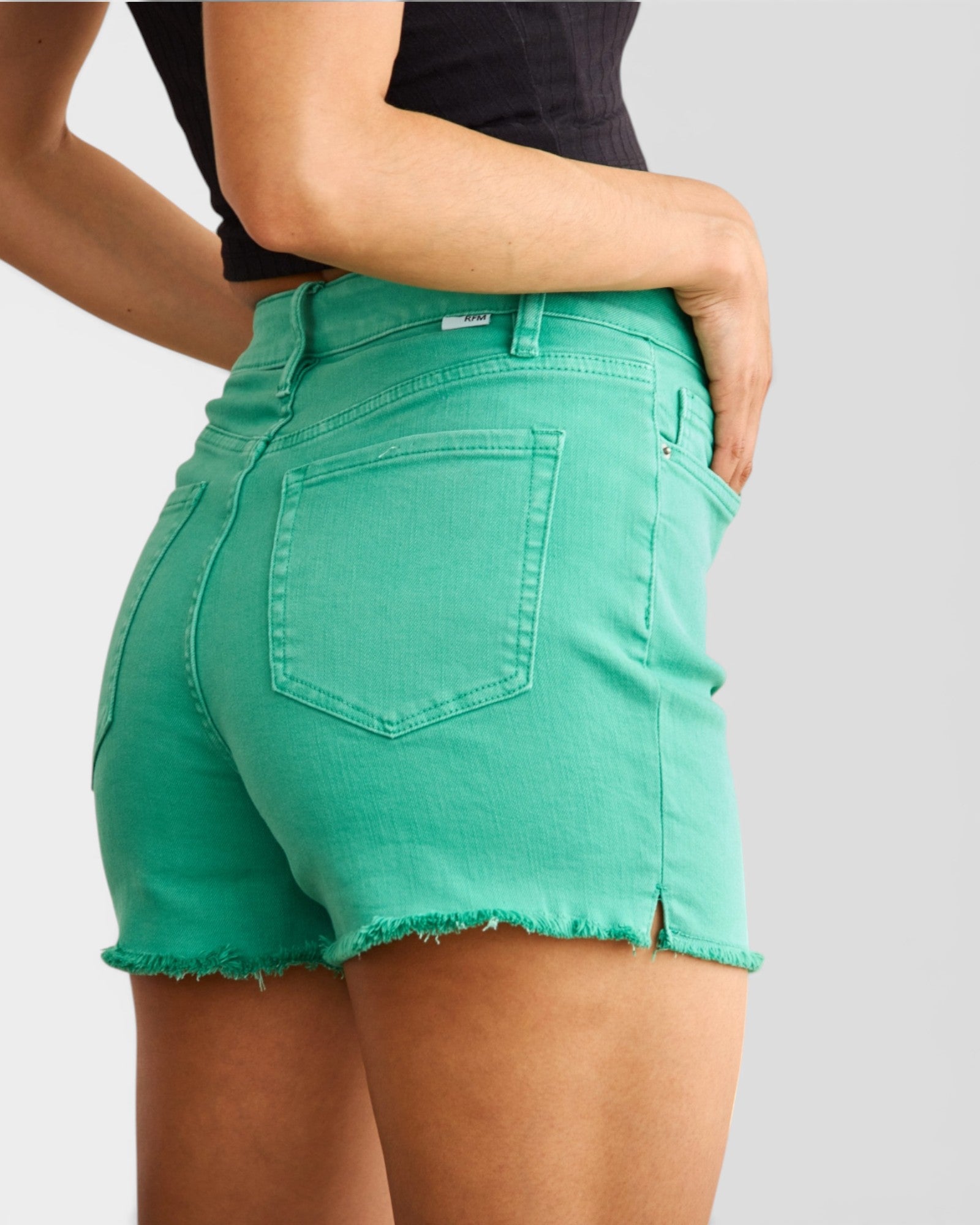Short en jean taille haute avec ourlet brut et contrôle du ventre en couleur Caraïbes
