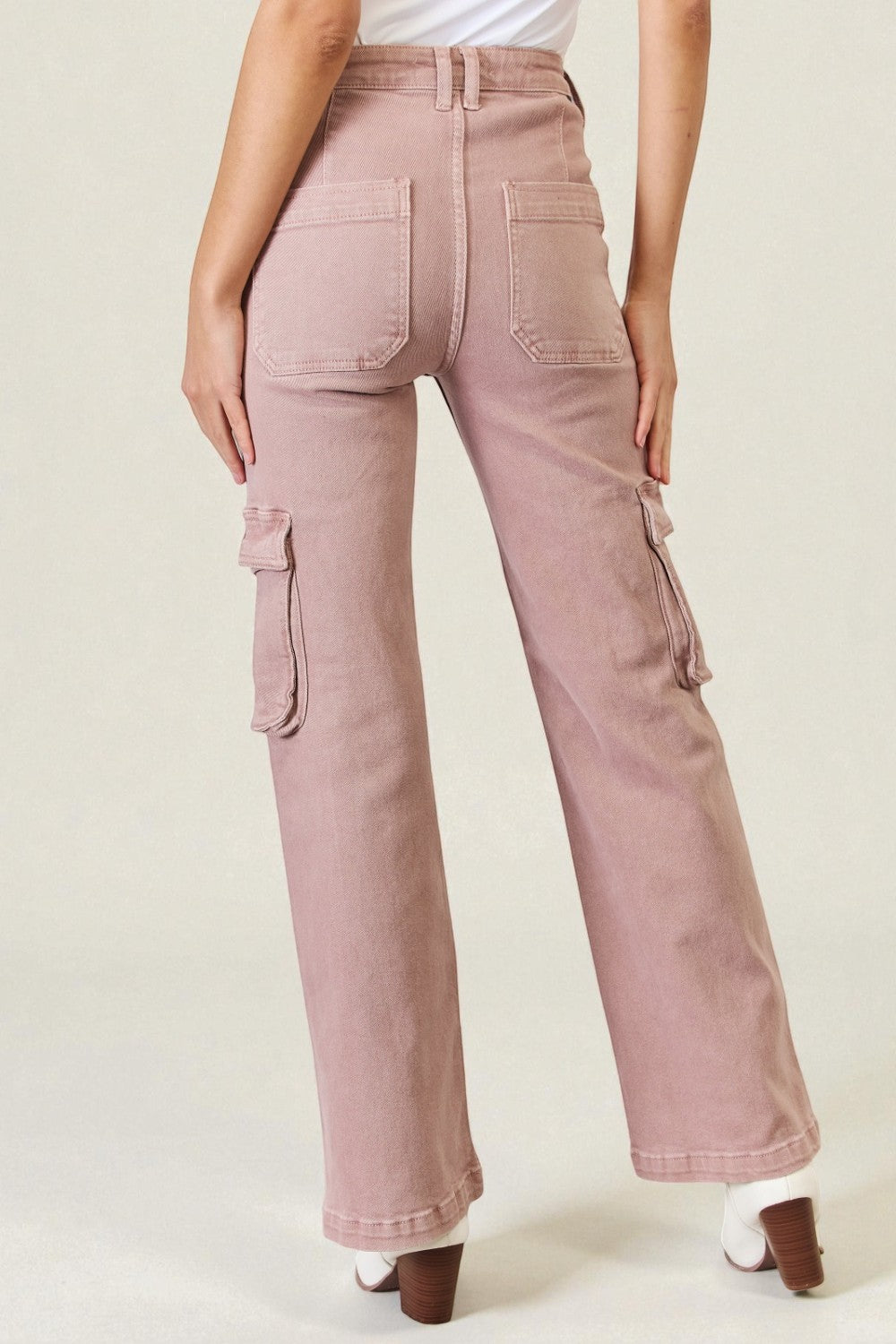Vaqueros cargo de tiro alto y pernera ancha en color malva