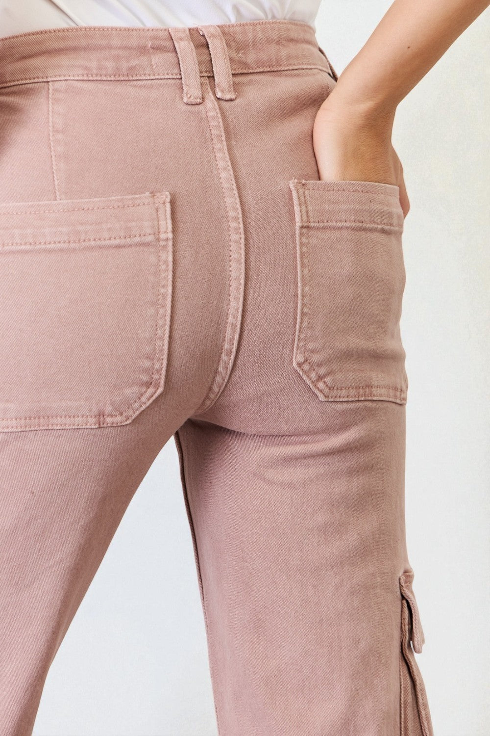 Vaqueros cargo de tiro alto y pernera ancha en color malva