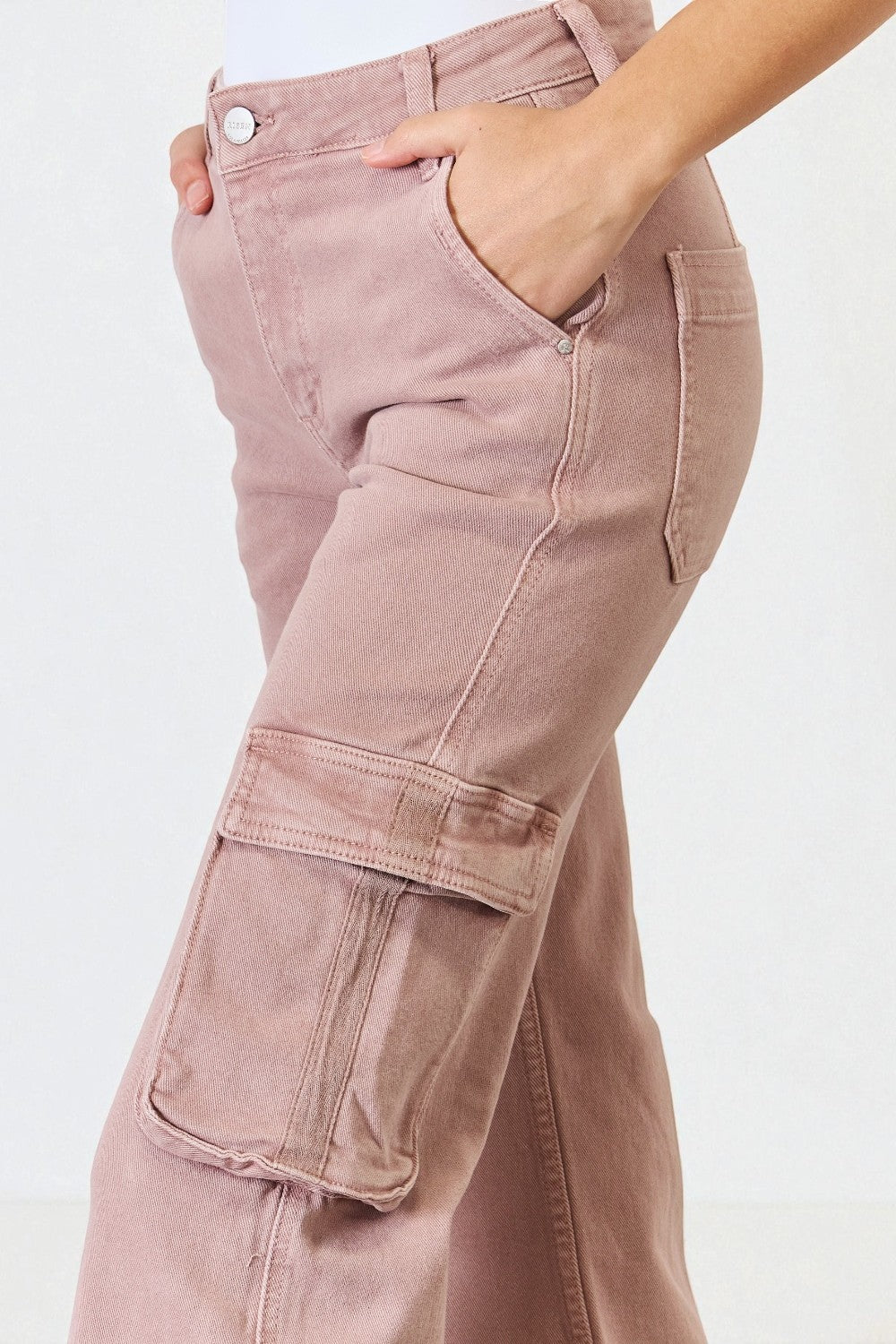 Vaqueros cargo de tiro alto y pernera ancha en color malva