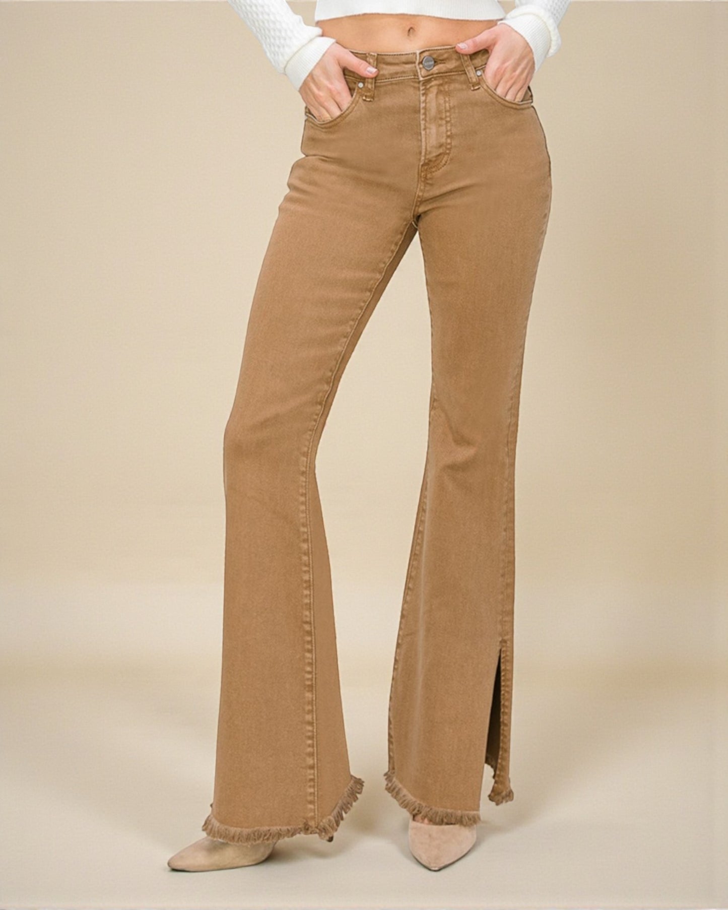 Vaqueros acampanados con abertura lateral y cintura alta en marrón