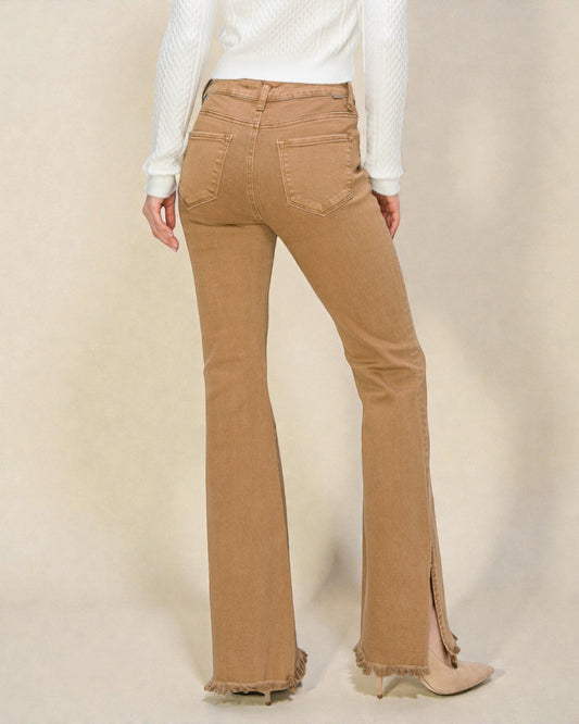 Vaqueros acampanados con abertura lateral y cintura alta en marrón