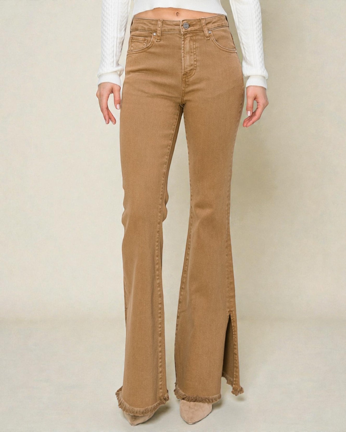 Vaqueros acampanados con abertura lateral y cintura alta en marrón
