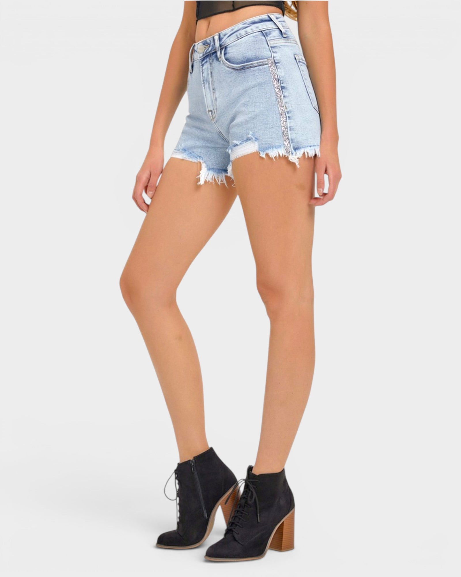 Short en jean taille haute délavé à l'acide clair avec détails en strass