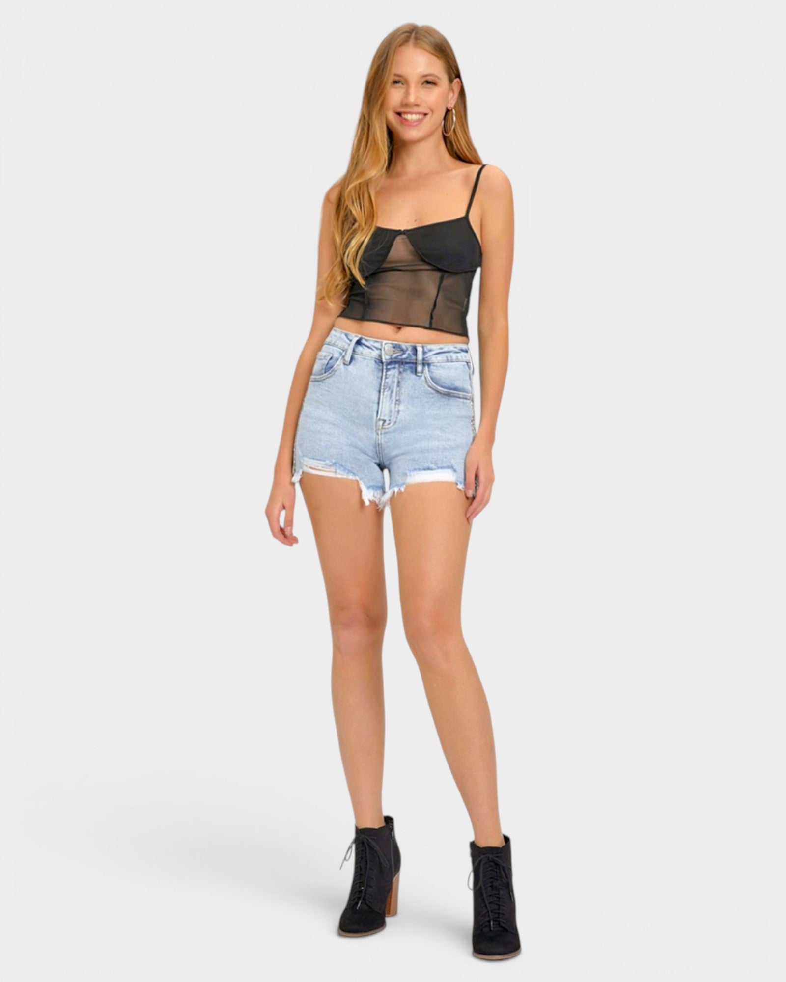 Short en jean taille haute délavé à l'acide clair avec détails en strass