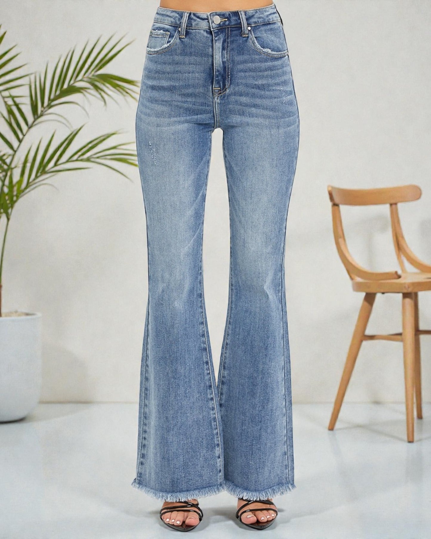 Jean évasé taille haute à ourlet brut et délavage moyen