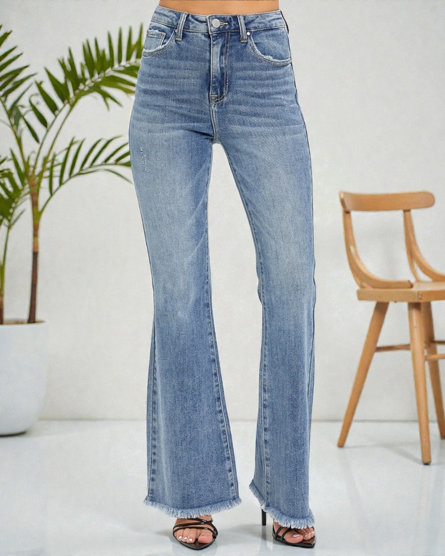 Jean évasé taille haute à ourlet brut et délavage moyen