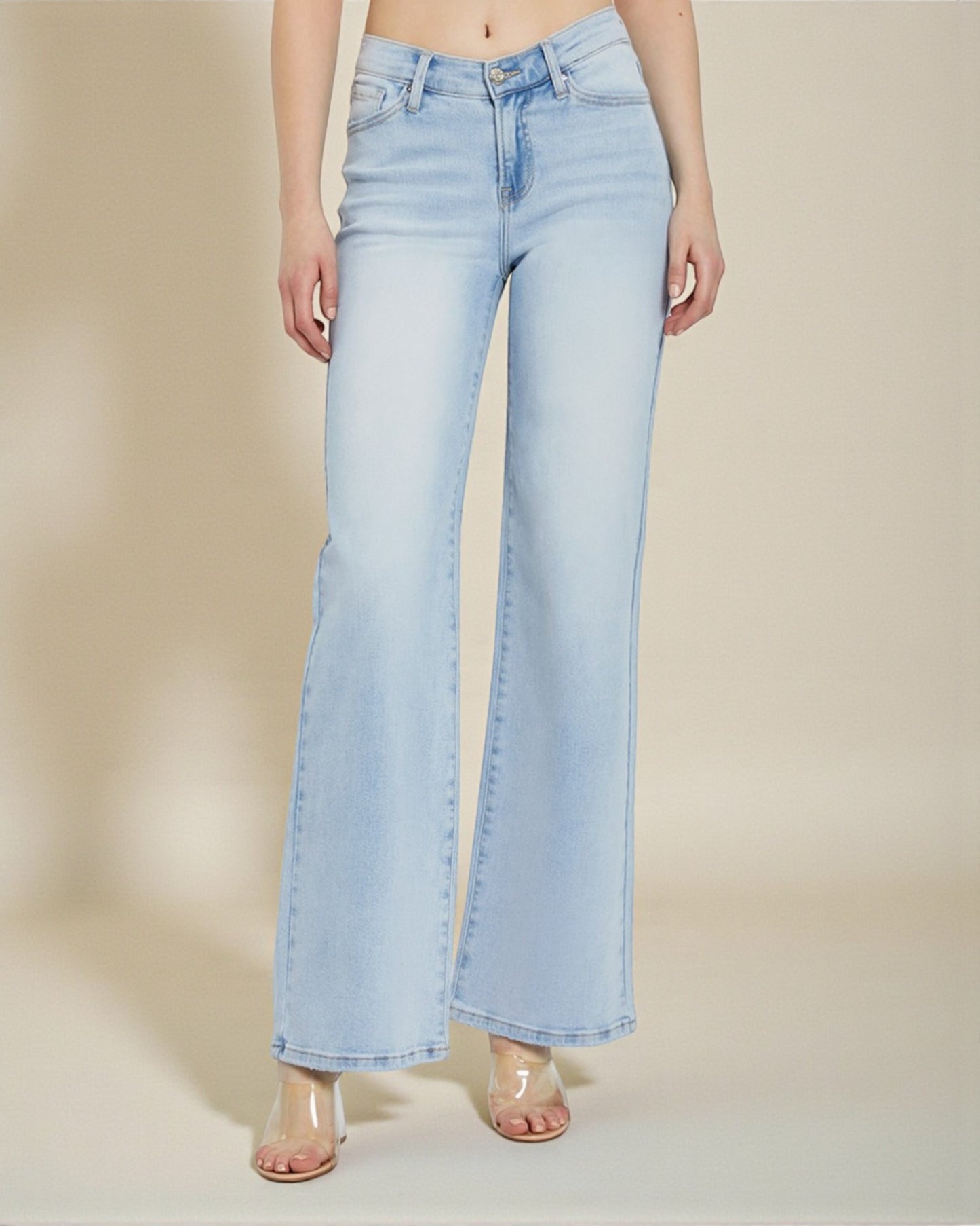 Jean large délavé clair avec taille plongeante en V sur le devant