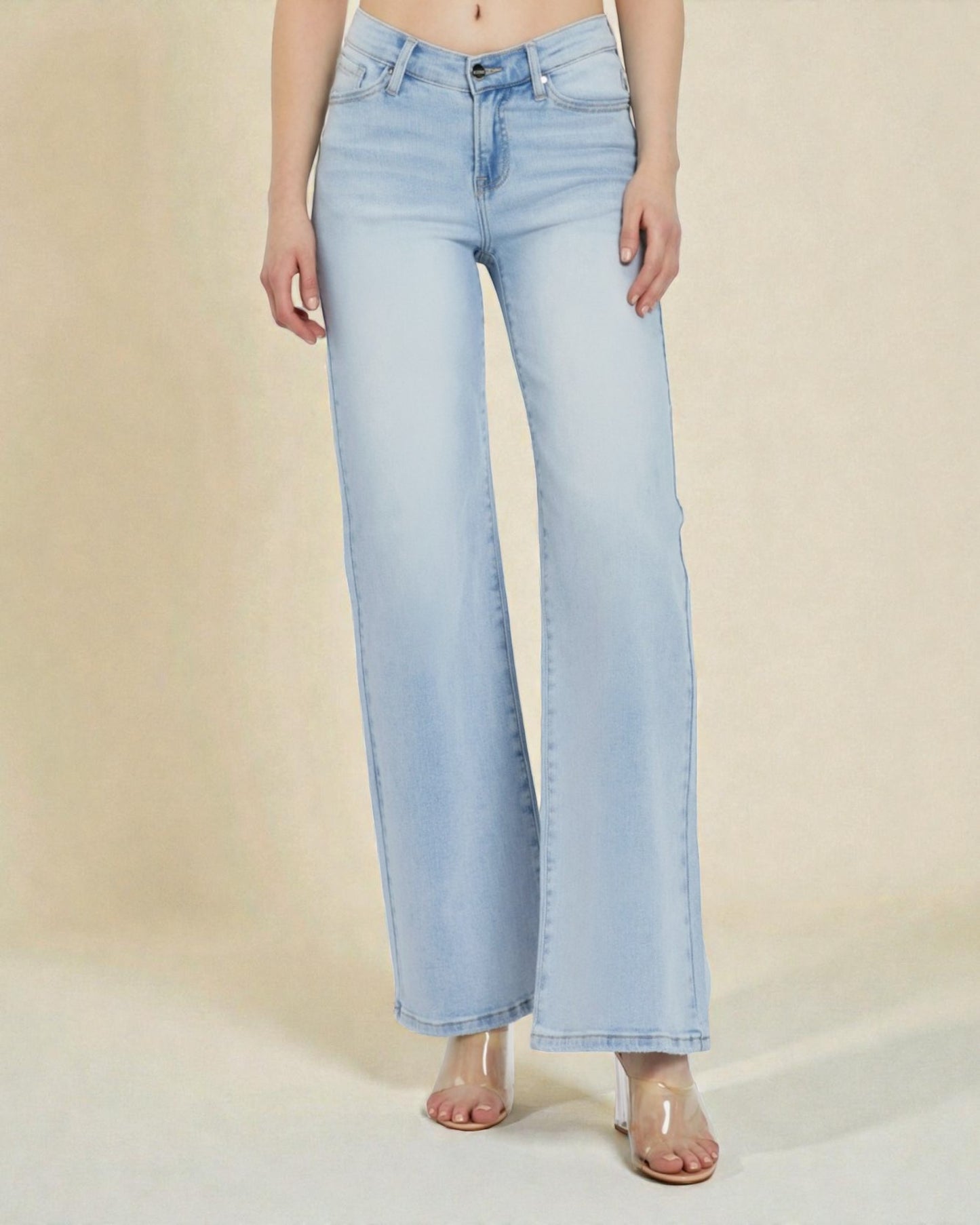 Jean large délavé clair avec taille plongeante en V sur le devant