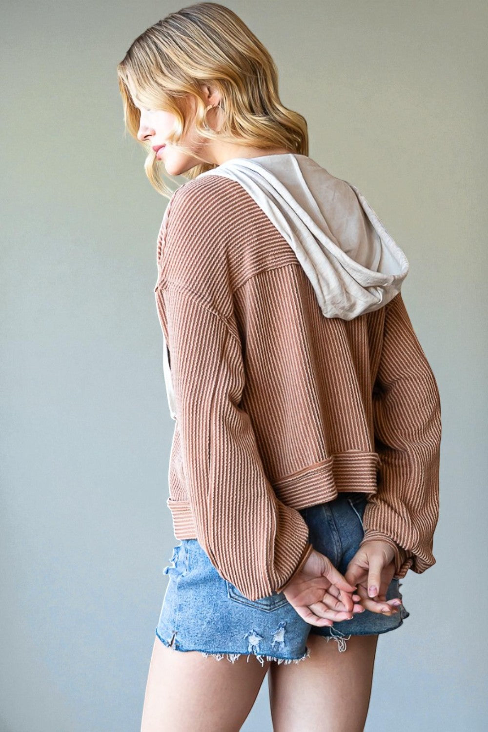 Chaqueta con capucha a rayas con cordón y botones en color topo