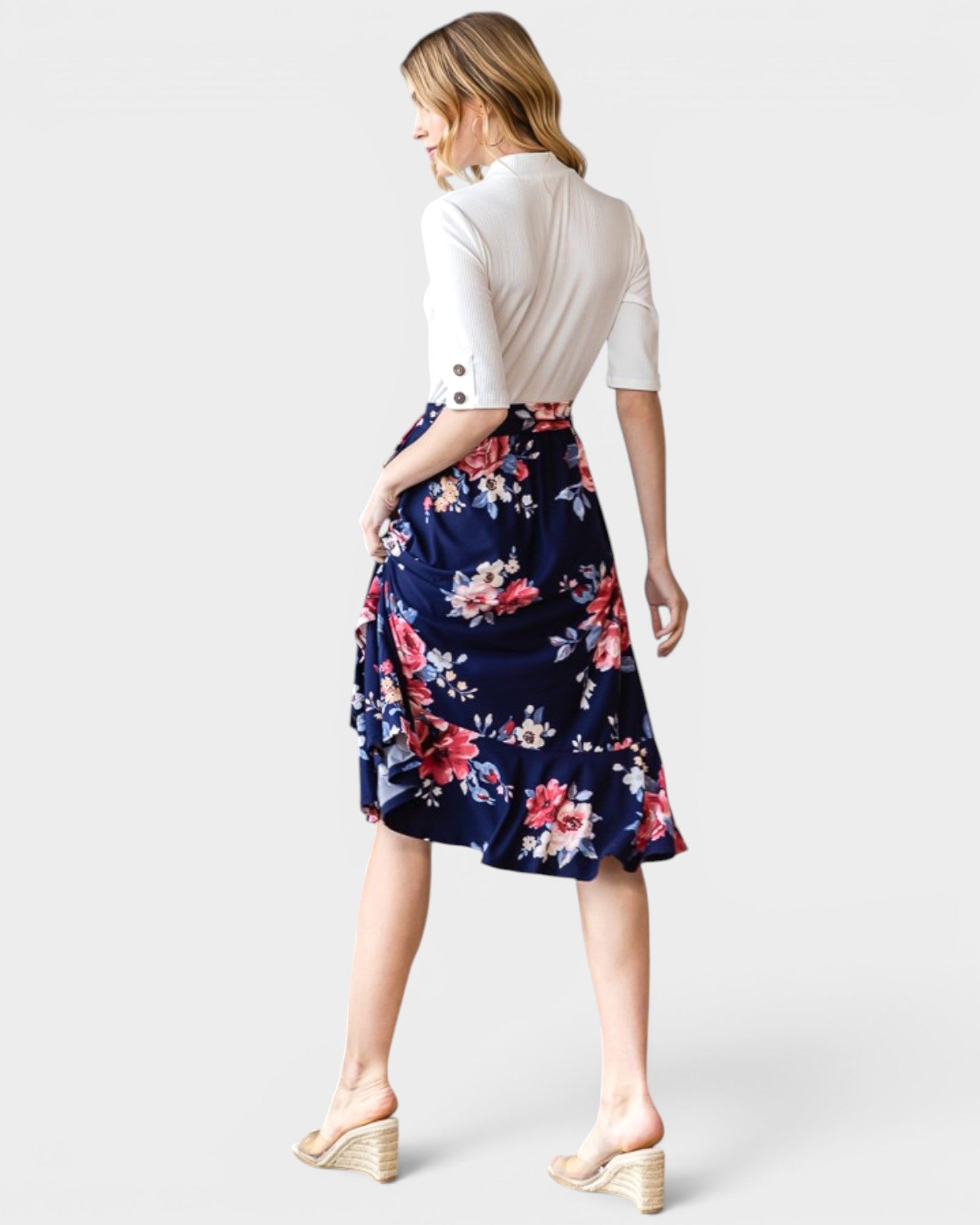 Falda midi con dobladillo con volantes y estampado floral en azul marino
